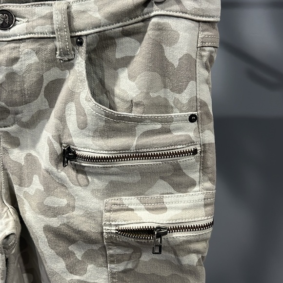 VICTORIA’S SECRET Camo Cargo Crop - Picture 2 of 5